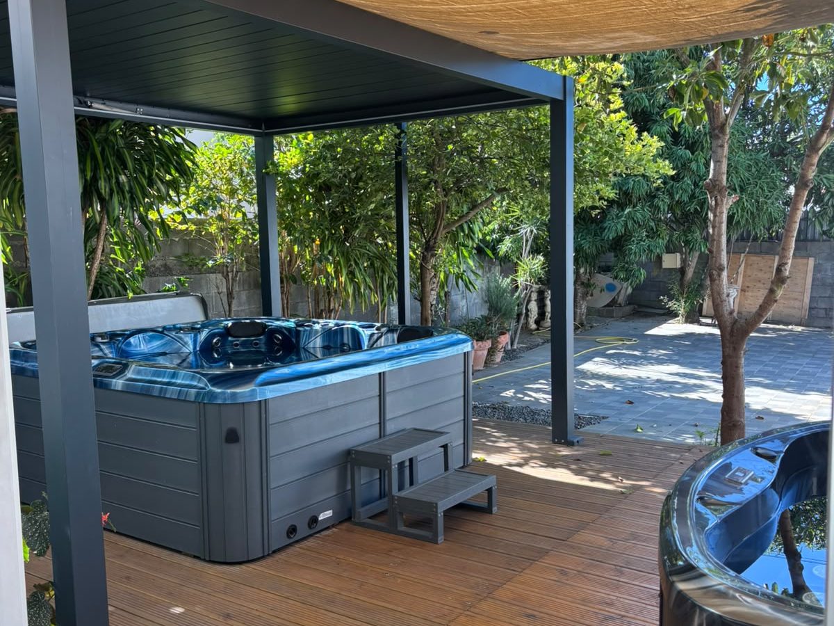 Spa installé sous pergola dans le showroom Run Spas à Saint-Louis